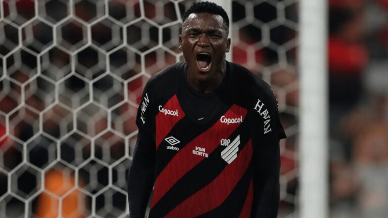 Athletico-PR vence Cruzeiro por 2 a 1