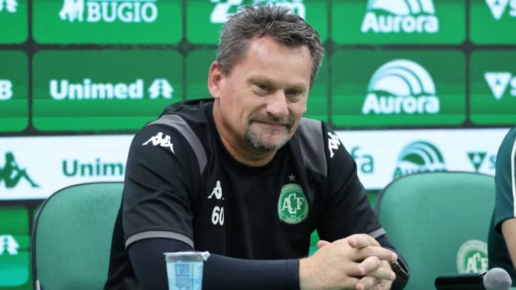 Fábio Matias enfrenta Athletico-PR com a Chapecoense