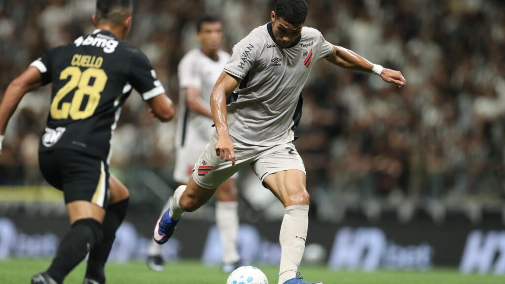 Athletico-PR decepciona contra Atlético-MG e sofre derrota