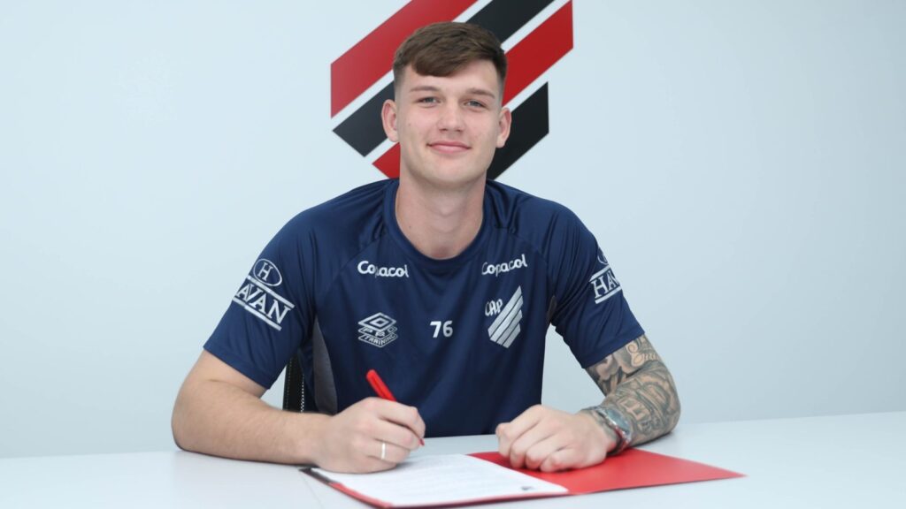 Athletico-PR renova com Maksym