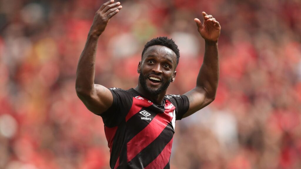 Athletico-PR vence Chapecoense em casa pelo Campeonato Brasileiro