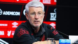 Odair dá notícias do Athletico-PR que vence Vitória pelo Brasileirão
