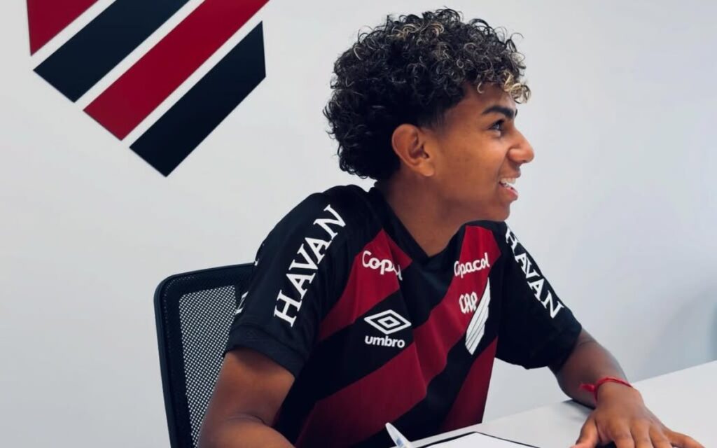 Athletico-PR renova com Rikelme Almeida