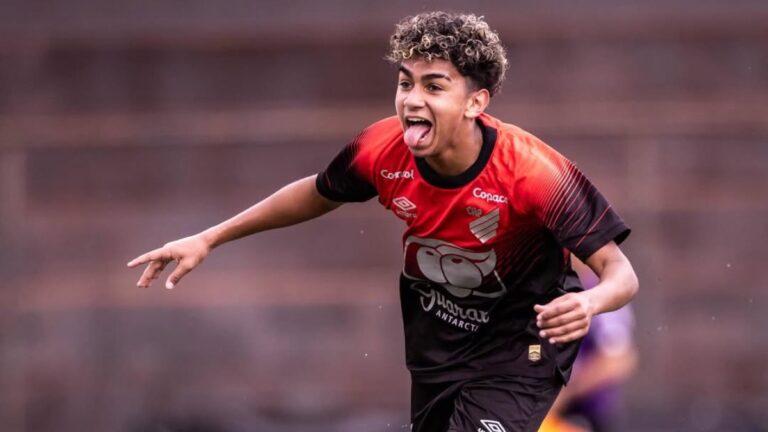 Athletico-PR renova com Rikelme Almeida