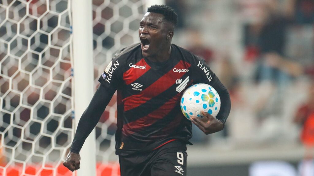 Viveros comanda triunfo do Athletuco-PR sobre Vitória pelo Brasileirão