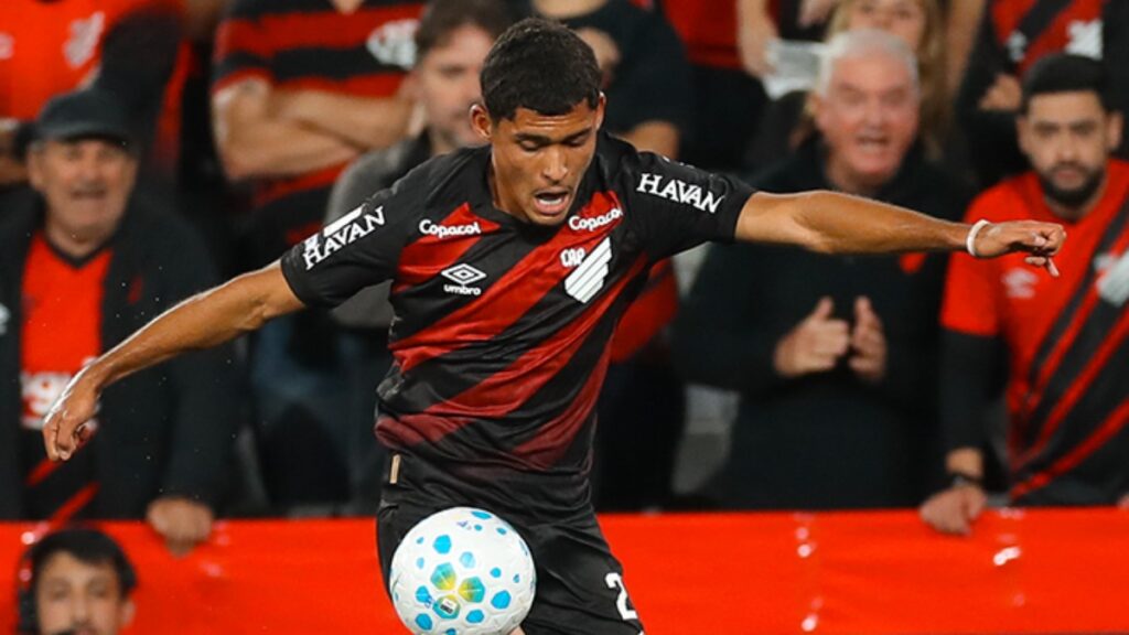 Claudinho entra na lateral do Athletico-PR e pode ser solução