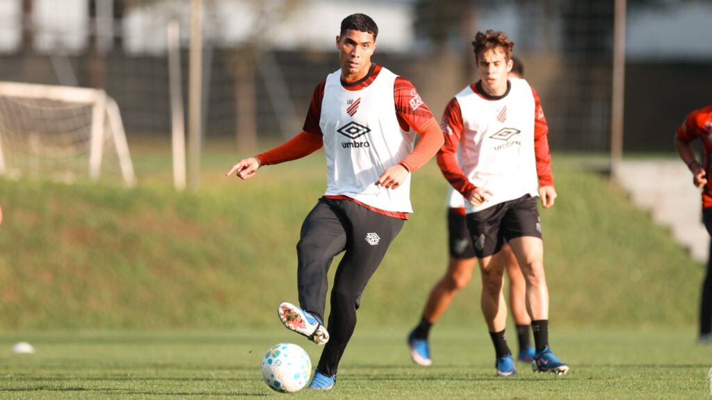 Athletico-PR tem retorno de Julimar