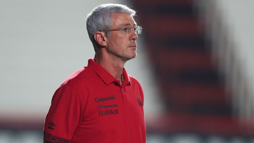 Athletico-PR avança na Copa do Brasil contra Atlético-GO