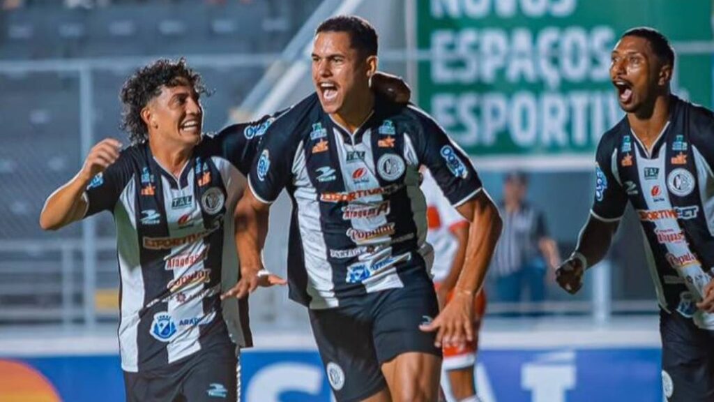 Athletico-PR sonda Alex Bruno