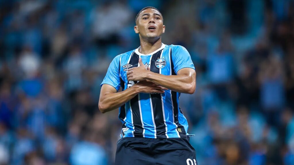 Carlos Vinícius não enfrenta Athletico-PR pelo Brasileirão