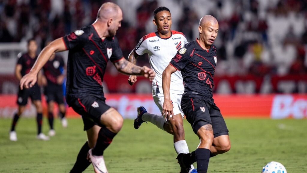 Athletico-PR avança na Copa do Brasil contra Atlético-GO