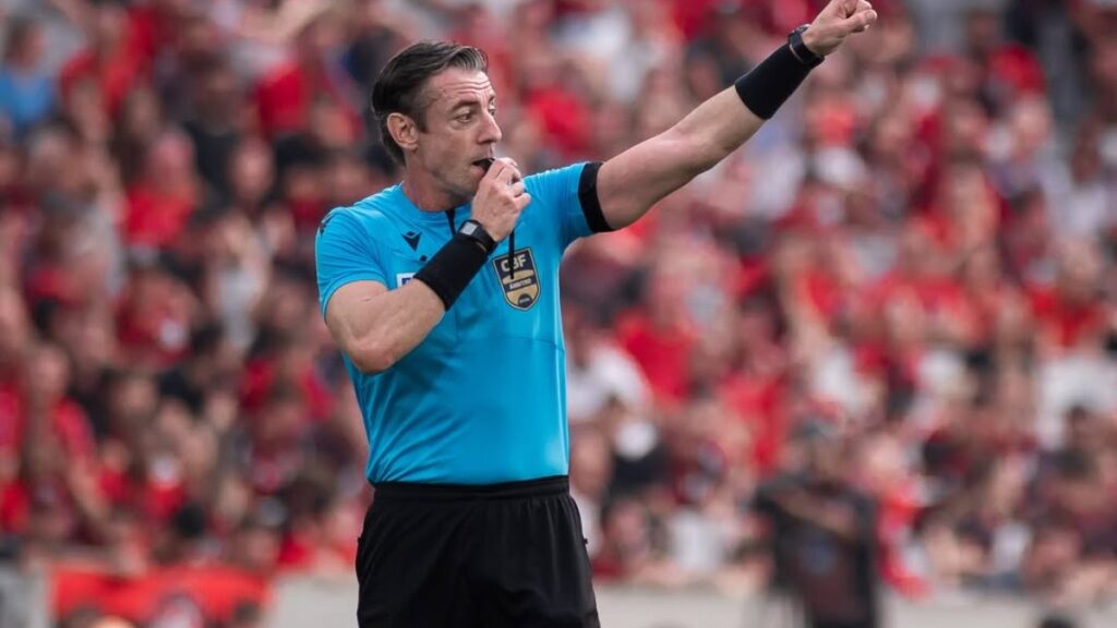 Athletico-PR enfrenta Vasco com Raphael Claus no apito