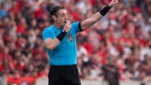 Athletico-PR enfrenta Vasco com Raphael Claus no apito