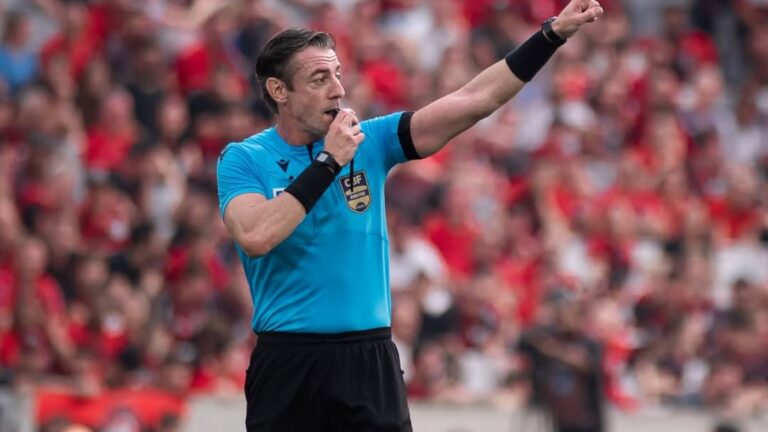 Athletico-PR enfrenta Vasco com Raphael Claus no apito