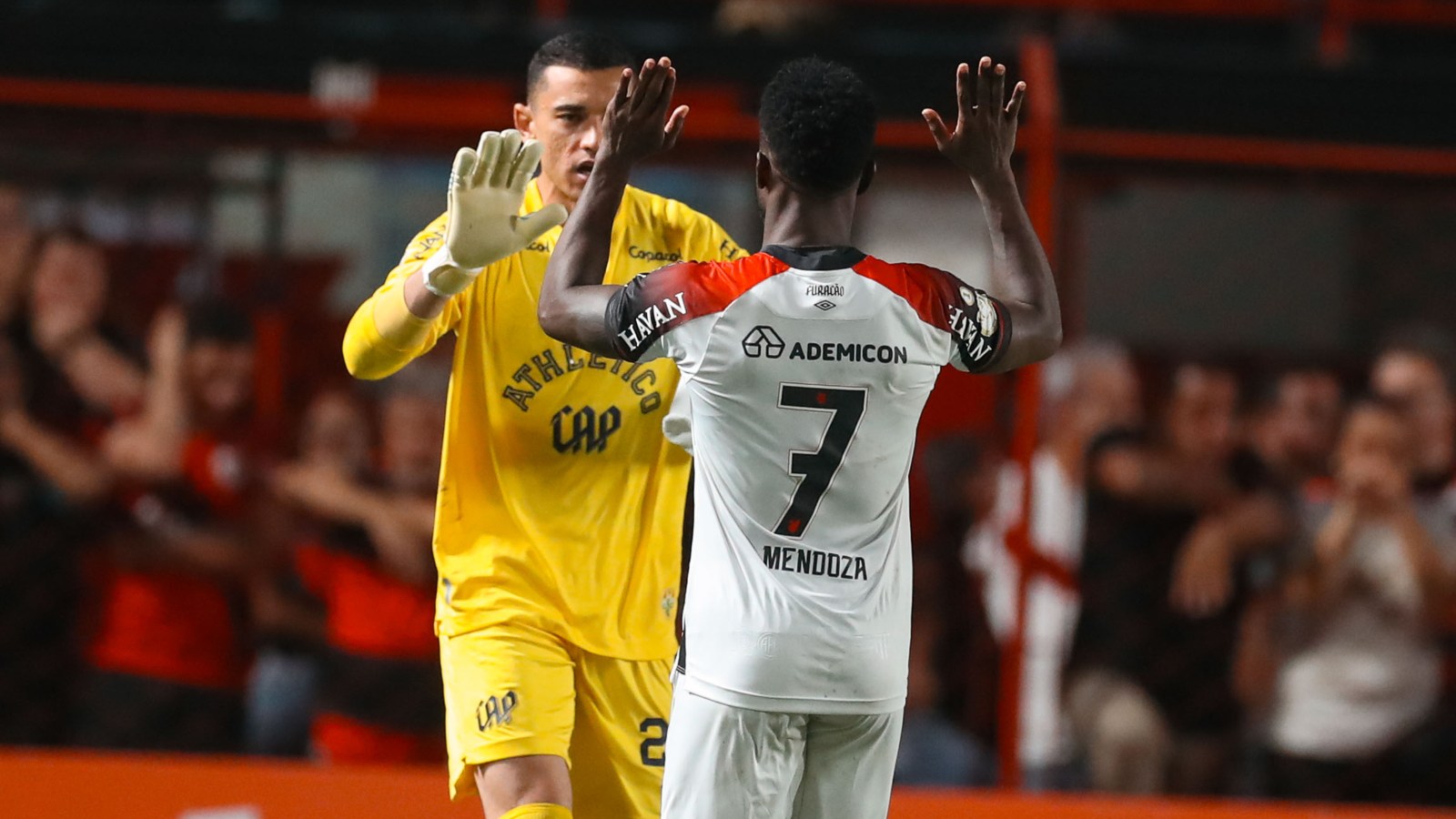 Athletico-PR avança na Copa do Brasil contra Atlético-GO