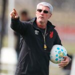 Odair Hellmann tem possível substituto no Athletico-PR para lateral