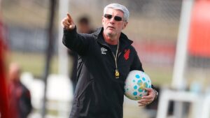 Odair Hellmann tem possível substituto no Athletico-PR para lateral