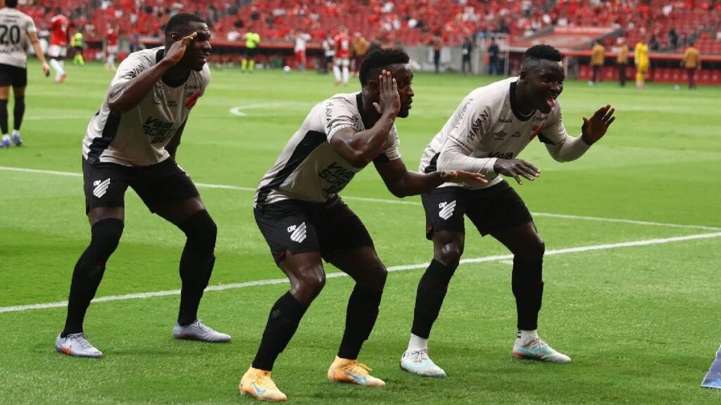 Athletico-PR vence Internacional fora de casa na estreia