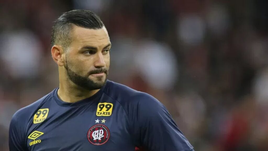 Weverton deixa ex-Athletico-PR para trás