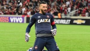 Weverton deixa ex-Athletico-PR para trás