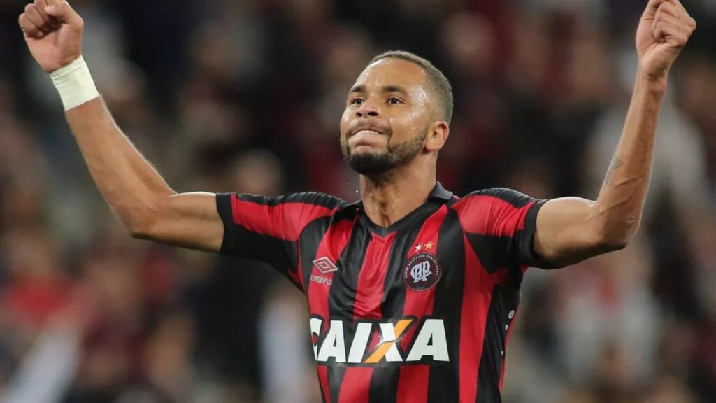 hernani-ex-volante Athletico-PR vigia Hernani na Itália
