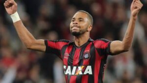 Athletico-PR vigia Hernani na Itália